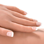 Poupée Kitty — gros plan sur la main aux ongles manucurés posée sur la hanche