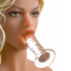 Poupée Kitty — gros plan sur la bouche refermée sur un objet cylindrique transparent