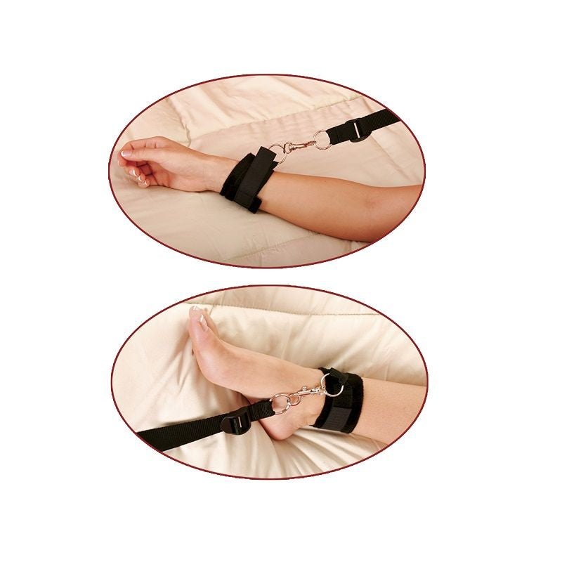 Gros plan des manchettes du kit d'attaches doublees de neoprene, fixees au poignet et a la cheville par sangle nylon reglable sur le lit.