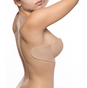 Buste feminin de profil portant une coupelle adhesive Gala Bye Bra sur peau nue, demonstration du soutien lateral et de l effet liftant du push-up sans dos ni bretelles.