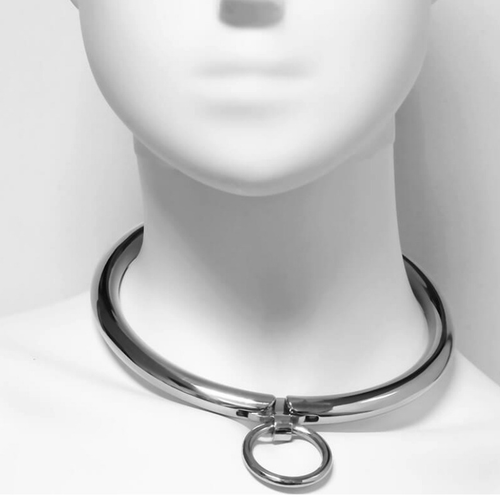 Collier en métal verrouillable Metal Hard porte sur un mannequin neutre, anneau frontal pour attacher une chaine, acier inoxydable lourd et brillant de soumission.