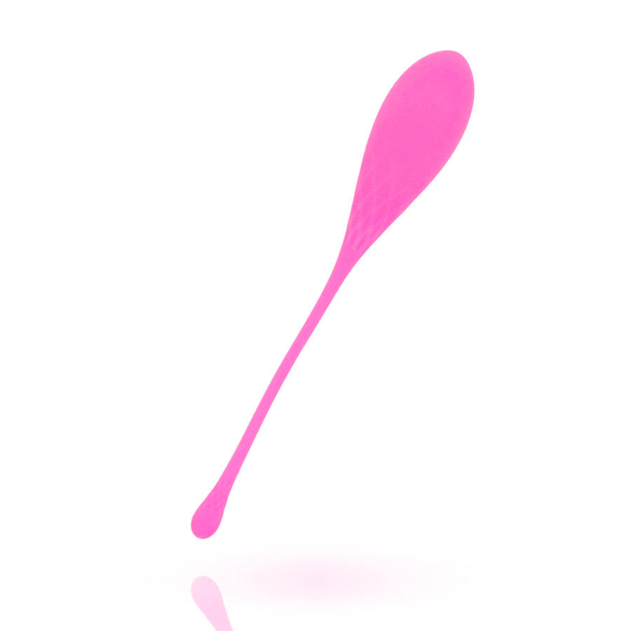 Gros plan d une boule de Geisha en silicone fuchsia a longue cordelette de retrait, forme goutte lisse et brillante posee sur fond blanc avec reflet