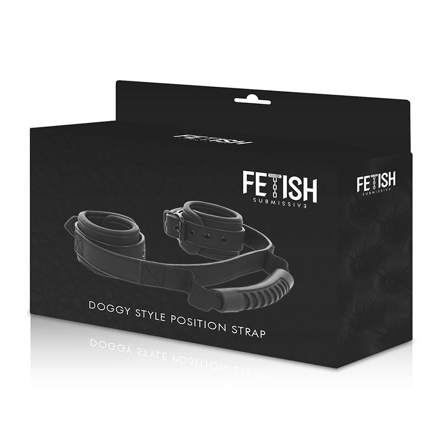Boite Fetish Submissive Doggy Style Position Strap presentant la sangle a poignee et ses menottes en neoprene noir, packaging de l'accessoire de maintien de position.
