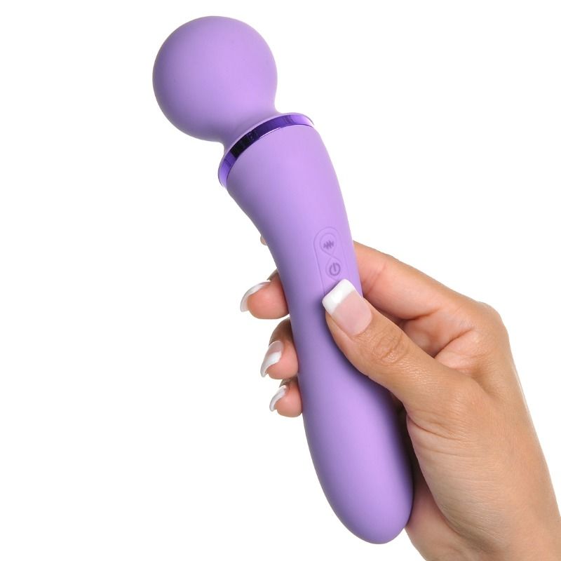 Duo Wand Massage Elle lilas tenu en main, angle montrant le pouce sur le bouton marche/arret