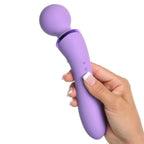 Duo Wand Massage Elle lilas tenu en main, angle montrant le pouce sur le bouton marche/arret