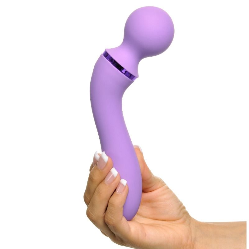 Duo Wand Massage Elle lilas tenu en main, gros plan sur le col incurve et la bague metallisee violette