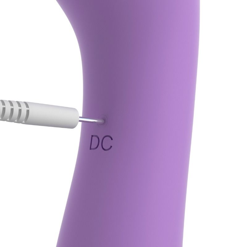 Gros plan sur le port de charge DC avec la fiche du cable USB branchee