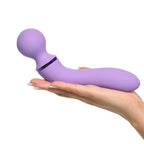Duo Wand Massage Elle lilas pose a plat sur une paume ouverte, vue de profil complete