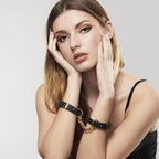Modele les mains au visage portant les menottes bracelets Maze Bijoux Indiscrets a chaine doree, accessoire vegan mode et soft bondage reglable a porter au quotidien.