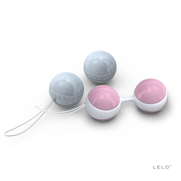 Boules de geisha Luna Beads de Lelo assemblées en chapelet, sphères bleues et roses dans coques blanches reliées par cordon, poids progressifs pour le périnée.