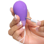 Gros plan sur la boule kegel violette avec marquage CE, câble de recharge USB branché à la base
