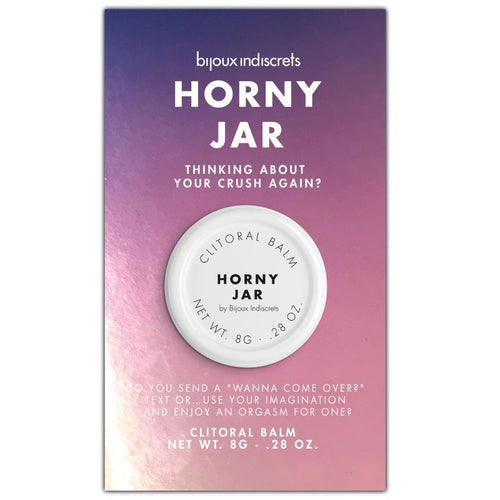 Etui rose violet du baume clitoridien Horny Jar Bijoux Indiscrets, slogan Thinking about your crush, packaging du cosmetique stimulant 8 g sur fond blanc