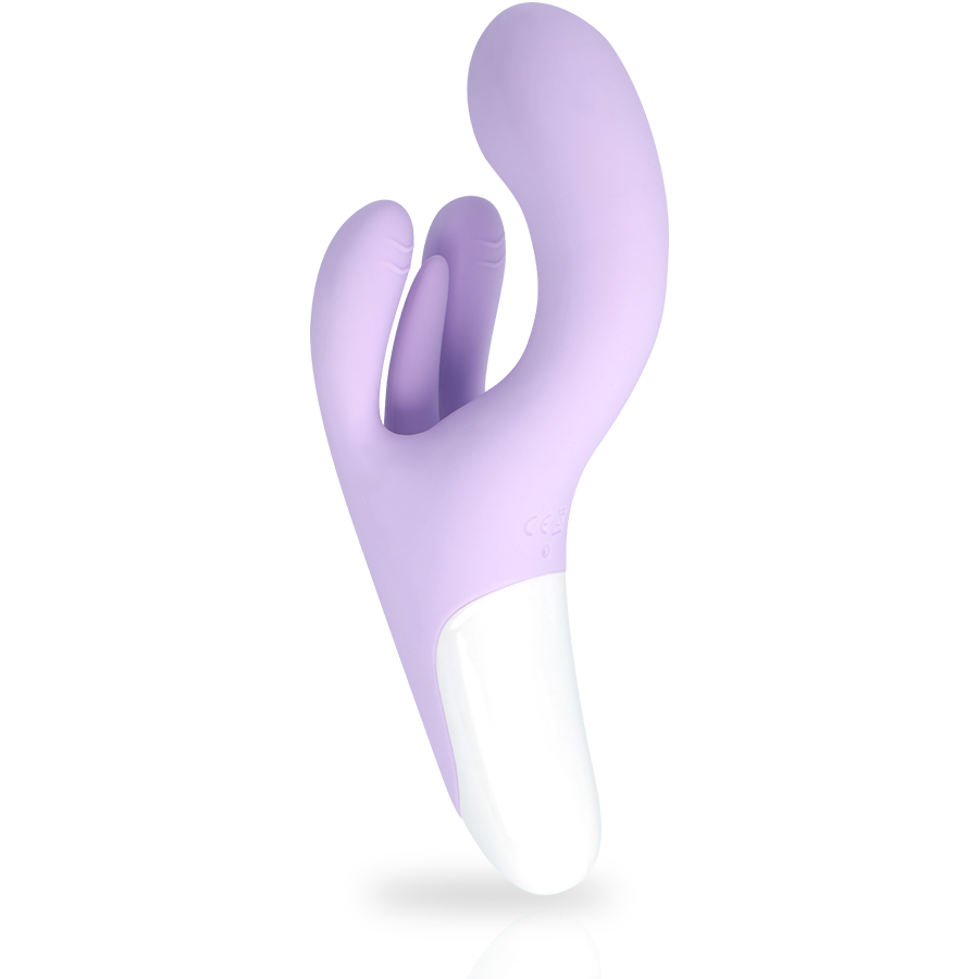 Vibromasseur rabbit en silicone lila vu de trois quarts, sa tete arrondie inclinee et ses pointes clitoridiennes mettant en avant la double stimulation simultanee.