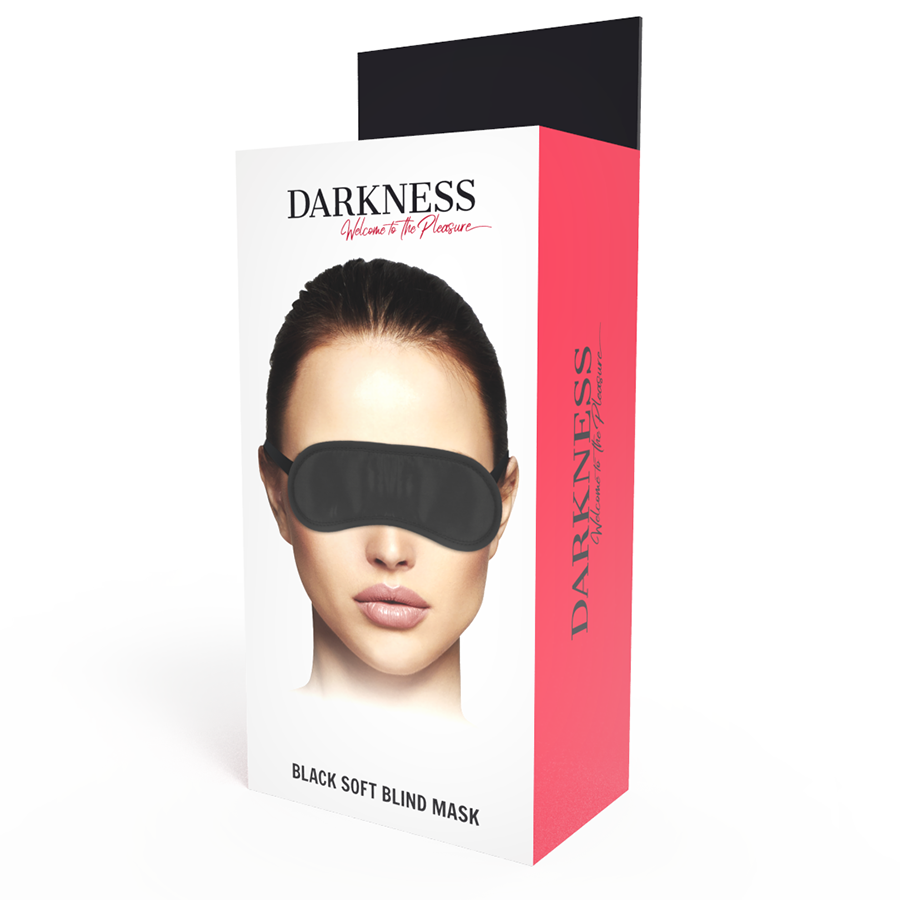 Boite Darkness Black Soft Blind Mask presentant le masque occultant en satin noir sur fond rose. Emballage d'un bandeau souple pour les yeux pour des jeux sensoriels a deux.