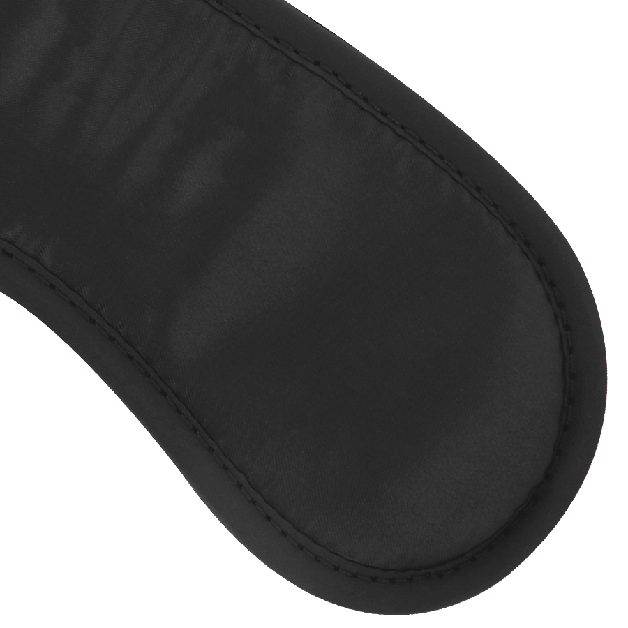 Masque occultant en satin noir Darkness presente a plat, contour arrondi et couture soignee. Bandeau souple pour les yeux destine aux jeux de domination douce et de privation.
