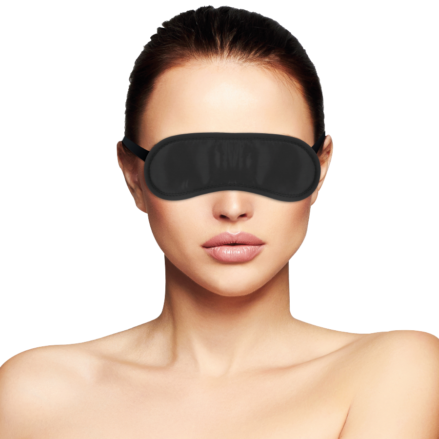 Masque occultant en satin noir Darkness porte par un mannequin couvrant les yeux. Bandeau souple a elastique reglable pour des jeux sensoriels de privation de vue.