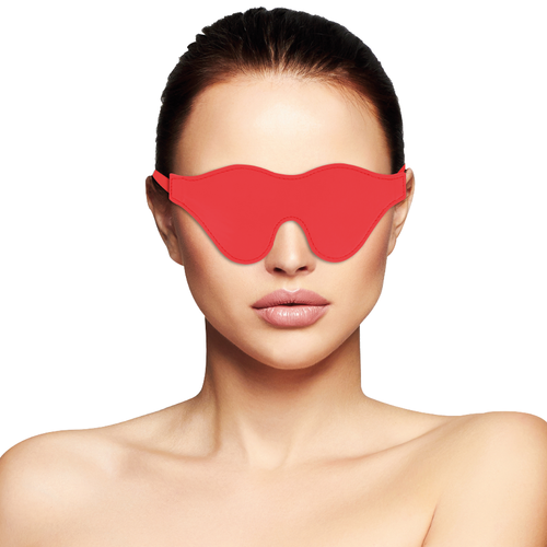 Masque occultant rouge Darkness porte par un mannequin, bandeau couvrant les yeux. Accessoire fetichiste a elastique reglable pour aiguiser le toucher et l'ecoute.