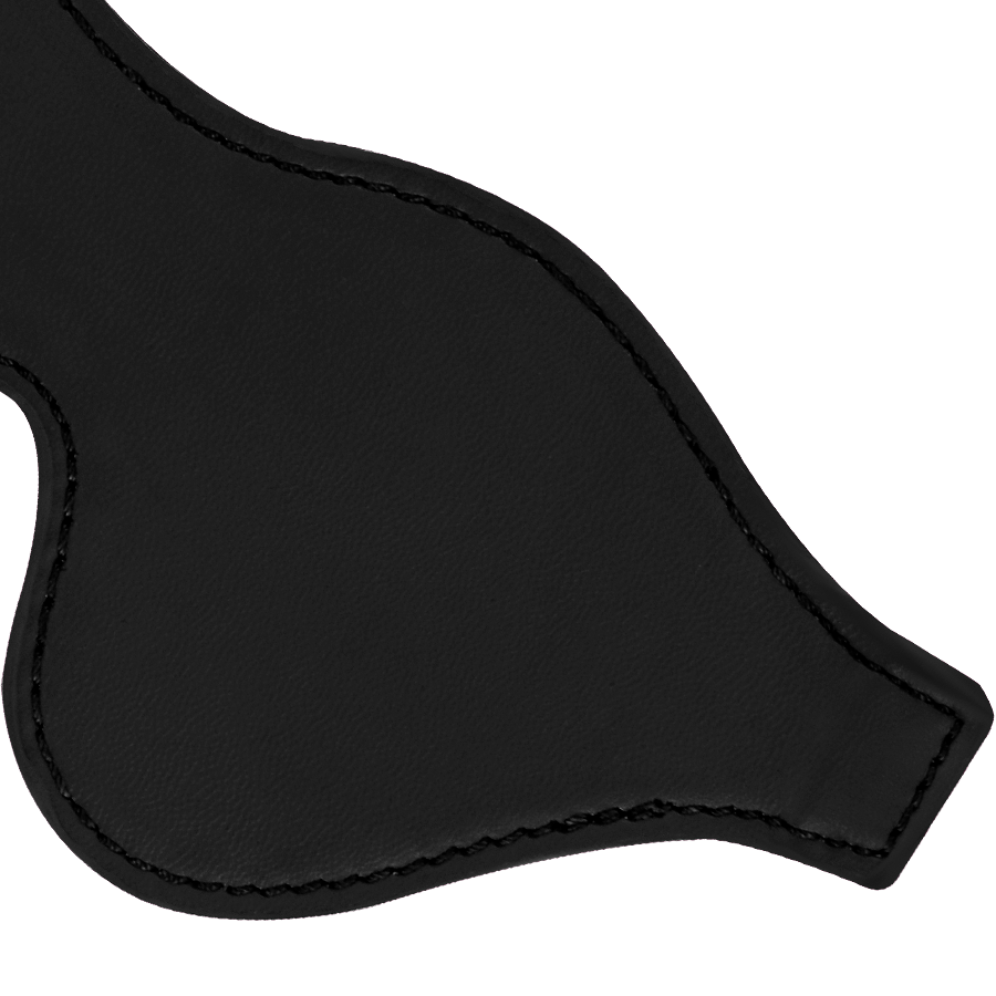 Masque occultant Darkness en vinyle noir vu de profil, contour stylise et couture soignee. Accessoire de privation sensorielle qui aiguise le toucher et l'ecoute.