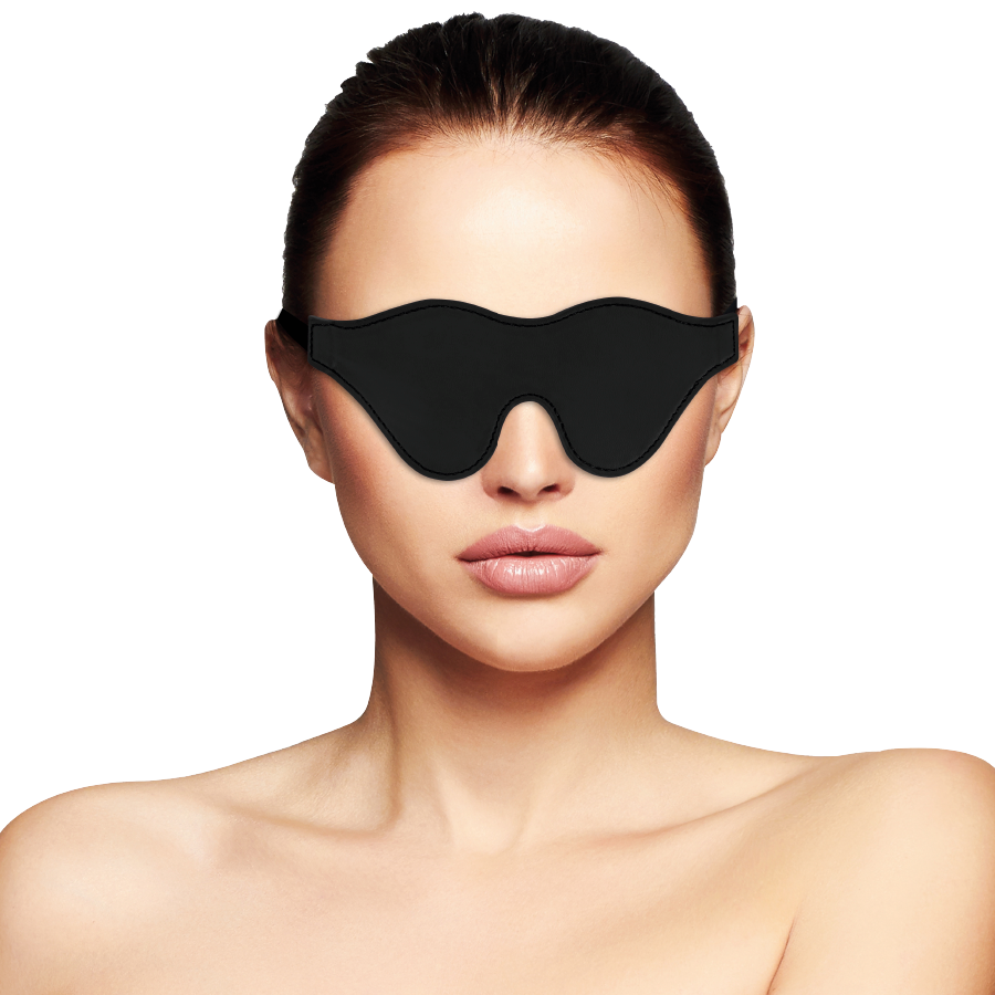 Masque occultant noir Darkness porte par un mannequin couvrant les yeux. Accessoire fetichiste a elastique reglable pour aiguiser les autres sens dans le jeu sensoriel.
