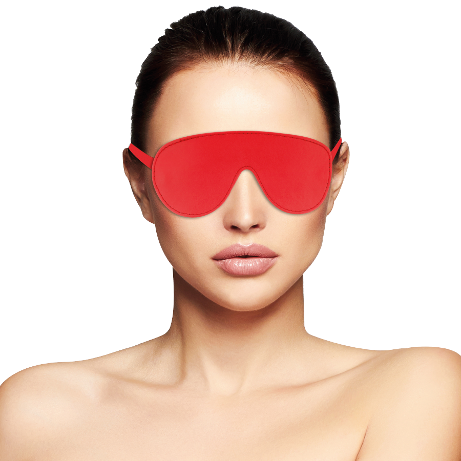 Masque occultant en satin rouge Darkness porte sur les yeux, coque large et bandeau elastique qui prive la vue pour des jeux sensoriels plus intenses.