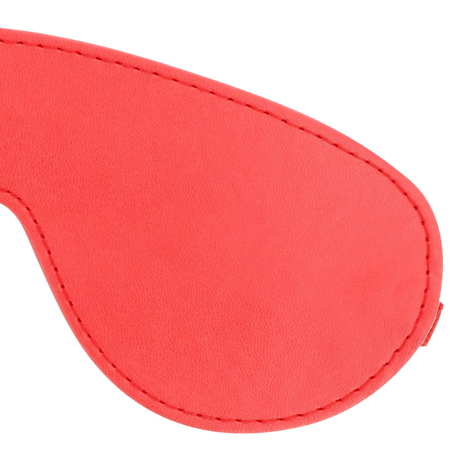 Gros plan sur le masque occultant en satin rouge Darkness, surface lisse et coutures soignees, concu pour couper la vue en douceur dans les jeux a deux.