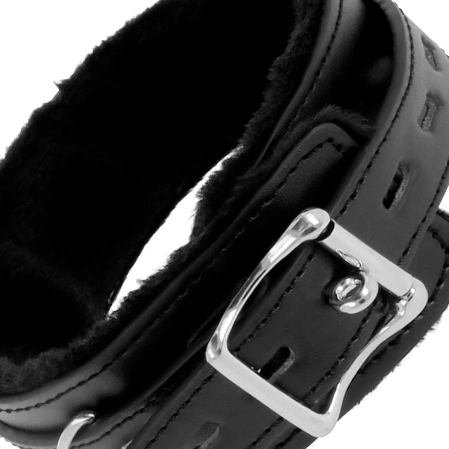 Gros plan du collier de posture Darkness double de fausse fourrure noire avec grande boucle metal argentee, finition rembourree confortable