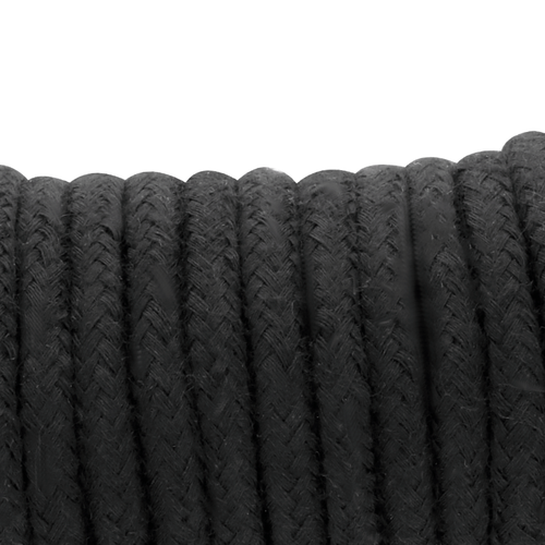 Gros plan des torons tresses d'une corde de bondage en coton noir Darkness. Texture douce et reguliere du coton, ideale pour le shibari et l'immobilisation du corps.