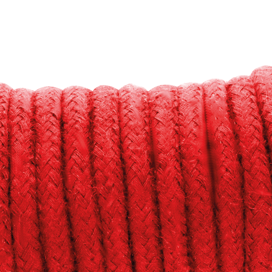 Gros plan des torons tresses d'une corde de bondage en coton rouge Darkness. Texture douce du coton pour le shibari, le bondage et la mise en valeur du corps a deux.