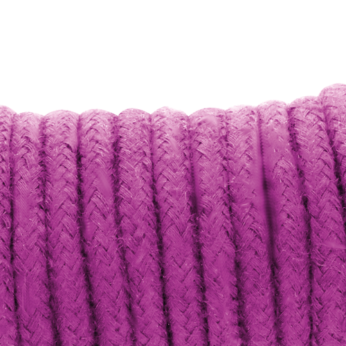 Gros plan des torons tresses d'une corde de bondage en coton violet Darkness. Texture douce et reguliere du coton pour le shibari et l'immobilisation du corps a deux.
