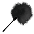 Plume de stimulation noire Darkness de 20 cm a manche fin et plumes douces sur fond blanc, accessoire leger pour les jeux sensoriels en couple