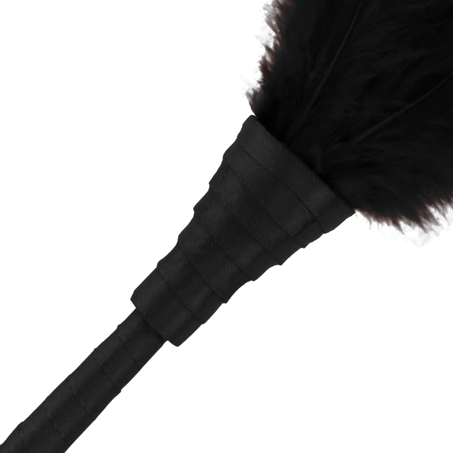 Plumeau de stimulation Darkness vu sur son manche raye et la base des plumes noires, accessoire de caresse pour des chatouilles douces en preliminaires.