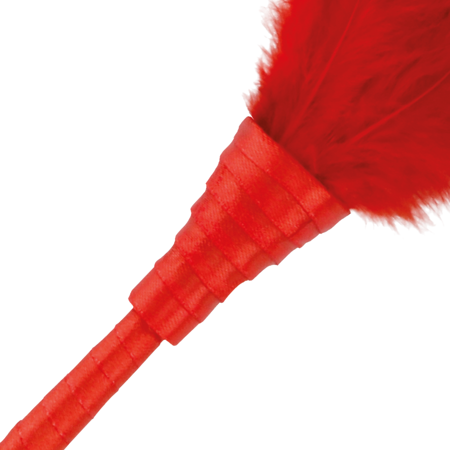 Detail du manche rouge gaine et des premieres plumes du plumeau de stimulation Darkness, prise ergonomique pour des caresses precises et sensorielles.