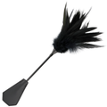 Cravache double face Darkness avec plumes noires d un cote et embout cuir de l autre sur manche fin, duo pour passer de la caresse a la discipline