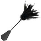 Cravache double face Darkness avec plumes noires d un cote et embout cuir de l autre sur manche fin, duo pour passer de la caresse a la discipline