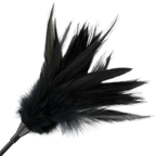 Gros plan des plumes noires touffues de la cravache double face Darkness, fibres douces pour chatouiller et eveiller les sens en preliminaires