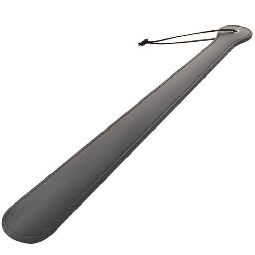 Paddle fetiche noir Darkness en cuir synthetique, surface plate aux coutures soignees et dragonne, concu pour une fessee nette dans les jeux de domination.