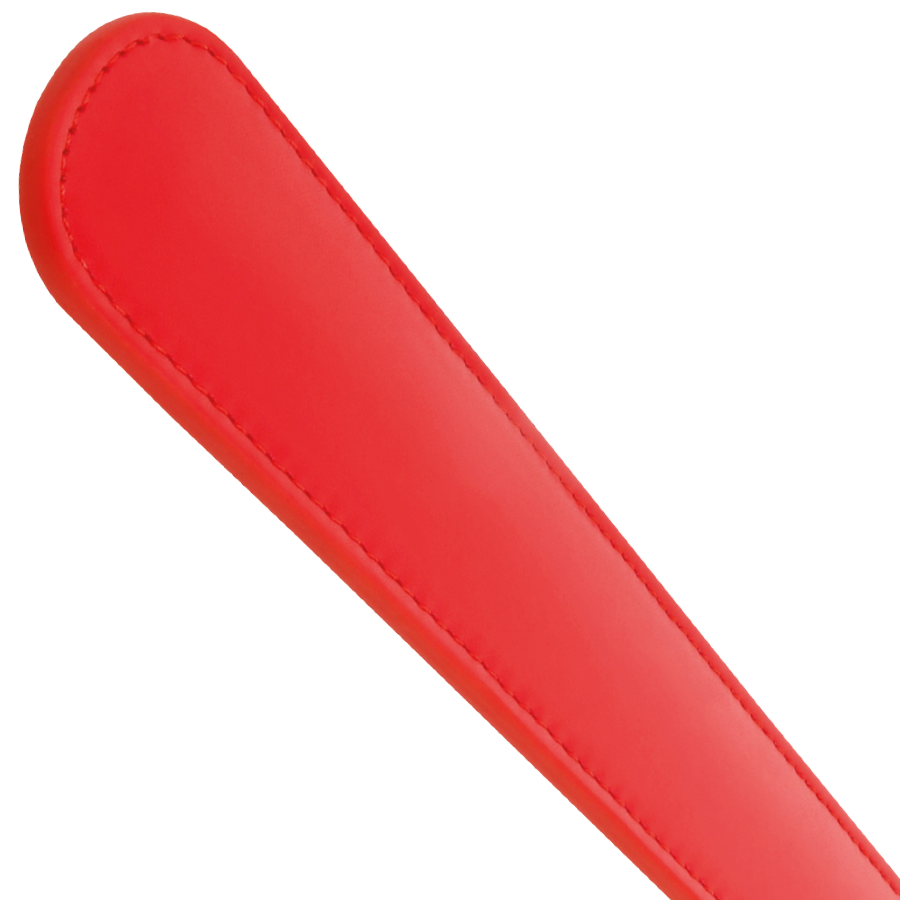 Paddle fétiche avec clous et coutures — vue rapprochée