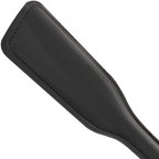 Vue rapprochee de la palette plate en cuir noir du paddle fetiche Darkness, surface lisse et rigide pour des impacts francs en discipline BDSM