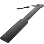 Pagaie fetiche noire Darkness de 34 cm a palette rectangulaire en cuir et cordon de poignet sur fond blanc, accessoire robuste pour la discipline