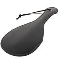 Pagaie fetiche ronde noire Darkness a palette arrondie en cuir et cordon de poignet sur fond blanc, accessoire leger pour la discipline BDSM progressive