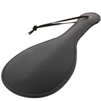 Pagaie fetiche ronde noire Darkness a palette arrondie en cuir et cordon de poignet sur fond blanc, accessoire leger pour la discipline BDSM progressive