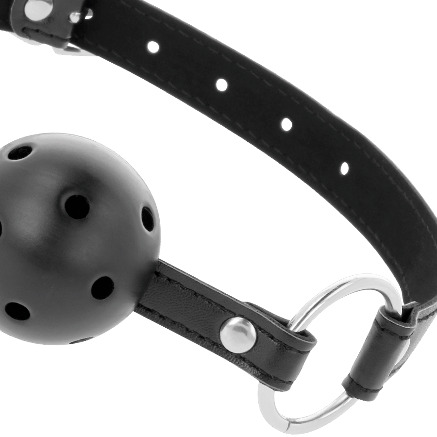 Baillon boule respirante noire Darkness a lanieres cuir avec boucle metallique et trous de reglage. Accessoire de domination respirant pour debuter le baillonnement BDSM.