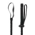 Fouet cuir Darkness de 60 cm vu en deux angles, manche tresse a dragonne et longue meche fine, cravache de discipline BDSM en cuir veritable souple.