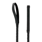 Fouet BDSM Darkness de 55 cm vu de pres, manche tresse et long brin PVC souple, cravache de discipline BDSM noire pour jeux de domination.