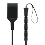 Fouet BDSM Darkness pointe PVC vu en deux parties, claqueur plat noir et manche cannele a dragonne, cravache de discipline BDSM de 53 cm souple.