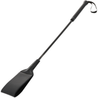 Fouet BDSM pointe PVC noir Darkness de 53 cm, claqueur plat sur tige tressee a crochet, cravache de discipline pour jeux de domination et soumission.