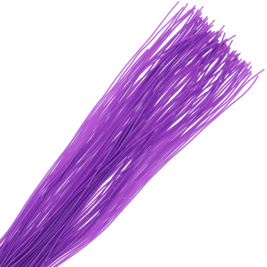 Macro sur les fines lanieres violettes souples du fouet de bondage Darkness : faisceau fluide qui delivre un effleurement ou un claquement selon le geste.