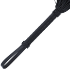 Poignee du fouet de bondage cuir Darkness de 42 cm, manche tresse noir a boucle de poignet, prise sure du flogger de discipline BDSM a la finition soignee.