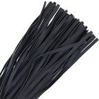Gros plan sur les meches en cuir du flogger Darkness de 42 cm, faisceau de lanieres plates noires du fouet de discipline BDSM a poignee.