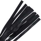 Gros plan sur les lanieres plates du flogger Darkness de 51 cm, faisceau de meches noires du fouet de discipline BDSM compatible avec d autres accessoires.